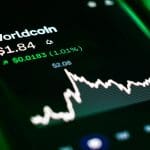 Een afbeelding van een crypto pagina van Worldcoin, met een grafiek van de koers die aan het stijgen is, groen