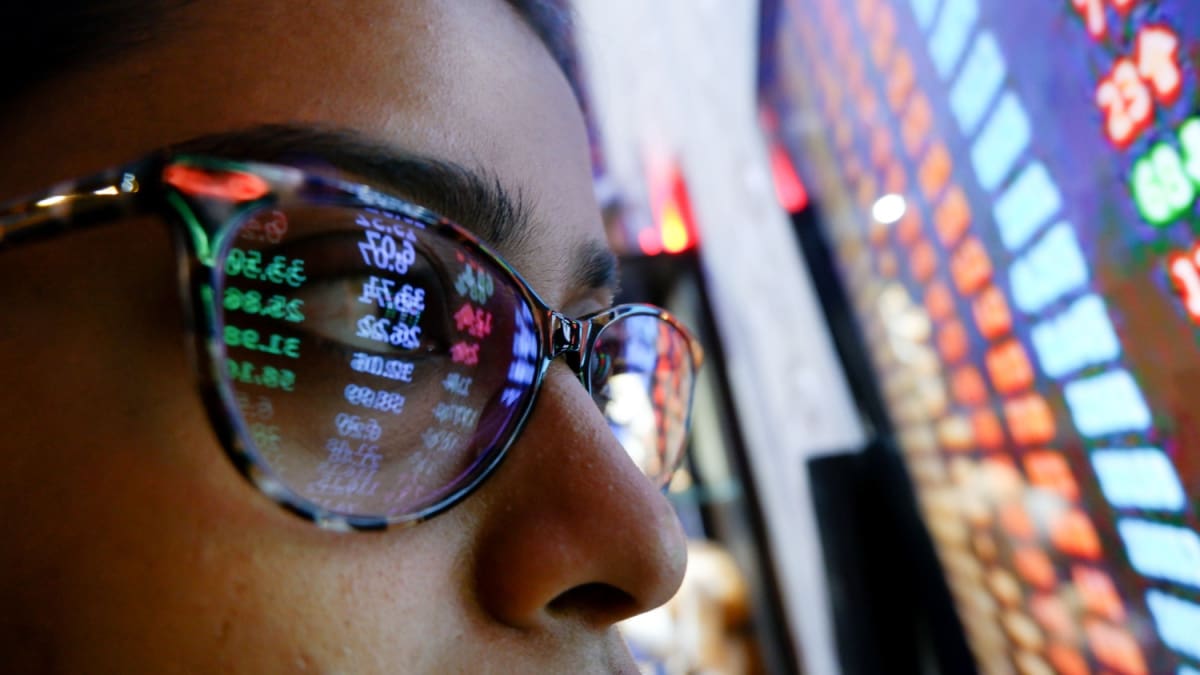 Een afbeelding van een crypto trader die naar koersen en marktdata kijkt