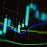 Een afbeelding van een groene koers van een stijgende cryptomunt