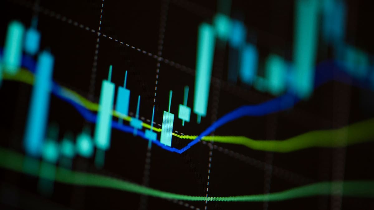 Een afbeelding van een groene koers van een stijgende cryptomunt