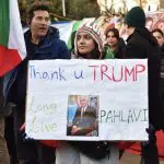Een afbeelding van een protest betreffende Iran en de VS