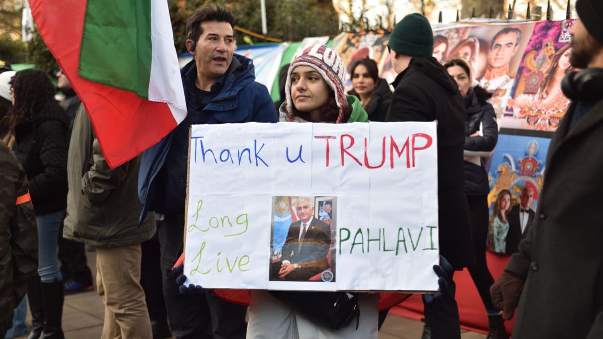 Een afbeelding van een protest betreffende Iran en de VS