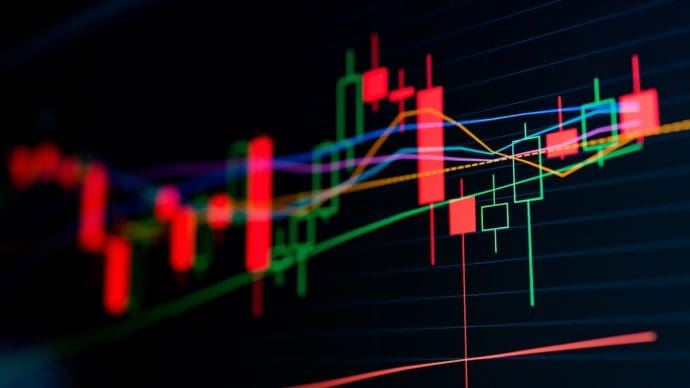 Een afbeelding van een volatiele koers, candle chart, groen en rood, met markt data