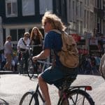 Een afbeelding van fietsende Nederlanders in Amsterdam
