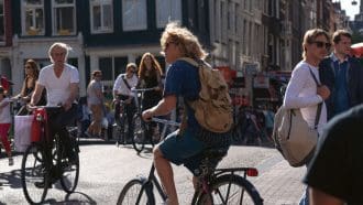 Een afbeelding van fietsende Nederlanders in Amsterdam