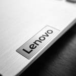 Een afbeelding van het Lenovo logo op een laptop