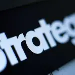 Een afbeelding van het logo van bitcoin treasury bedrijf Strategy