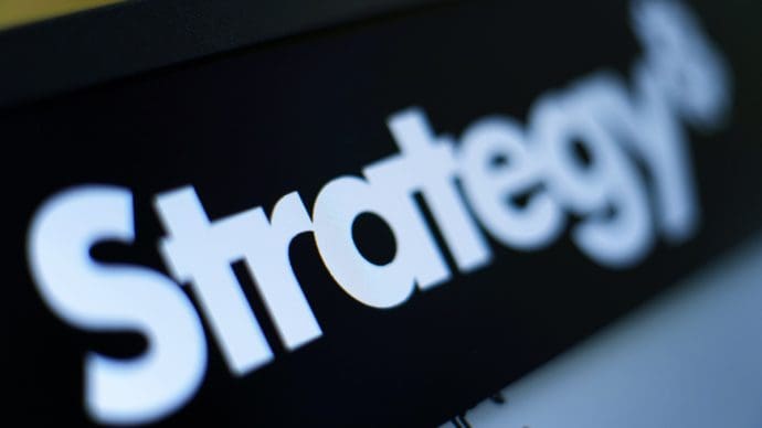 Een afbeelding van het logo van bitcoin treasury bedrijf Strategy