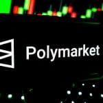 Een afbeelding van het logo van voorspellingsmarkt Polymarket op een mobiele telefoon met een grafiek in de achtergrond
