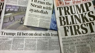 Een afbeelding van krantenkoppen over een deal tussen Iran en Trump
