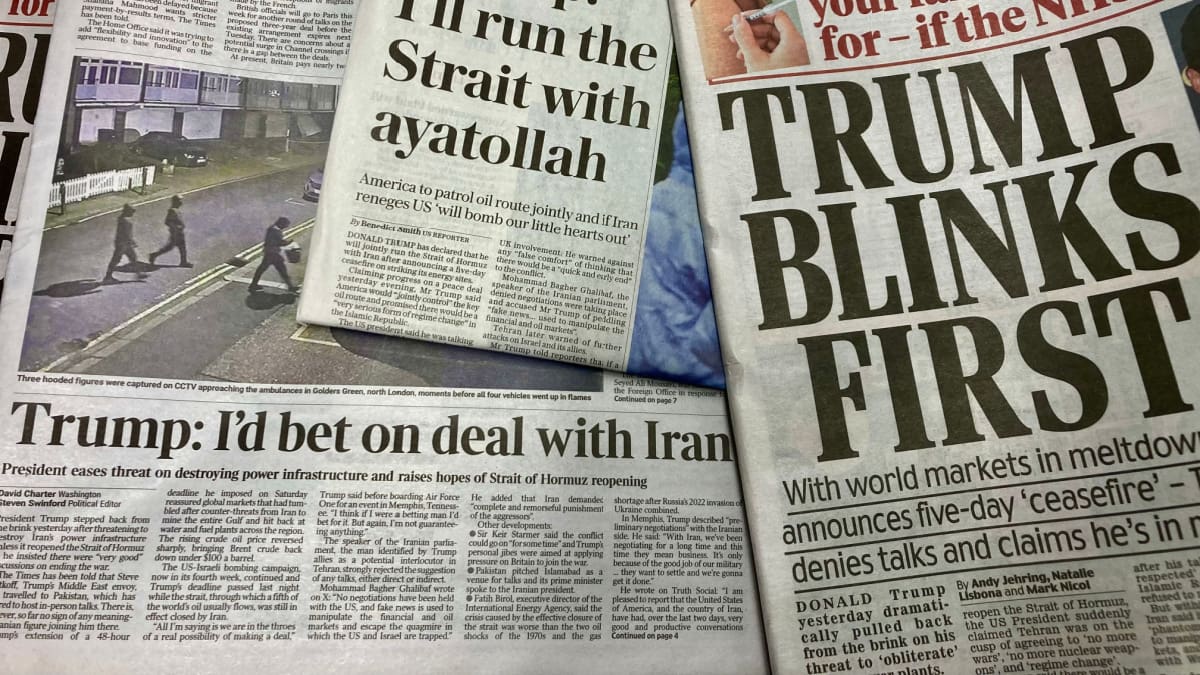 Een afbeelding van krantenkoppen over een deal tussen Iran en Trump