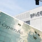 Een split image van SpaceX en OpenAI