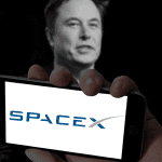 Foto van Elon Musk en SpaceX logo