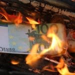 Foto van een eurobiljet op de brandstapel