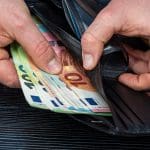 Foto van eurobiljetten in portemonee