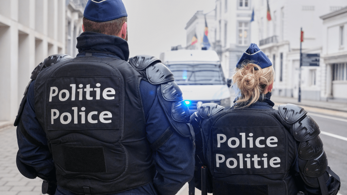 Foto van twee belgische politieagenten