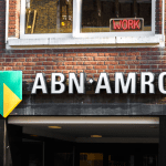 Logo van ABN AMRO in winkelstraat