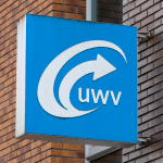 Logo van UWV op kantoorgebouw