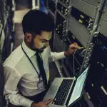 Man werkt in datacenter