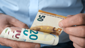 Nederlander-met-geld-in-zijn-hand