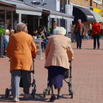 Nederlanders-lopen-over-straat-met-rollator