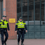 Politieagenten-lopen-over-straat