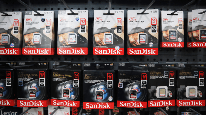 Sandisk-geheugenkaartjes-in-schappen
