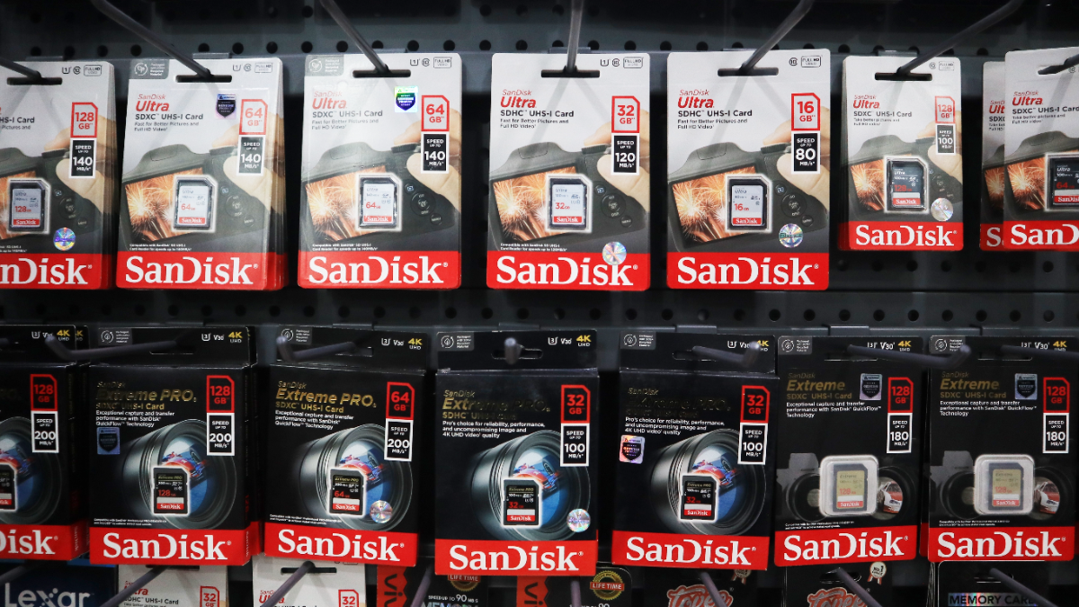 Sandisk-geheugenkaartjes-in-schappen