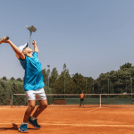 Tennisspeler-slaat-bal-op