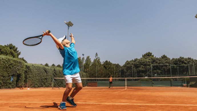 Tennisspeler-slaat-bal-op