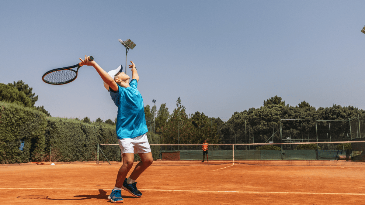 Tennisspeler-slaat-bal-op