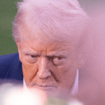 Trump-kijkt-serieus