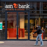 Vrouw-loopt-voor-ASN-Bank-langs