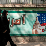 Vrouwen-in-Iran-lopen-over-straat