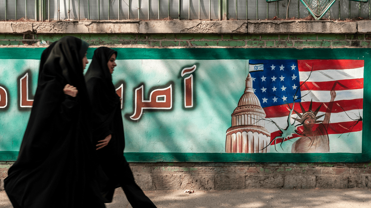 Vrouwen-in-Iran-lopen-over-straat