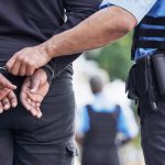Agent slaat verdachte in de boeien