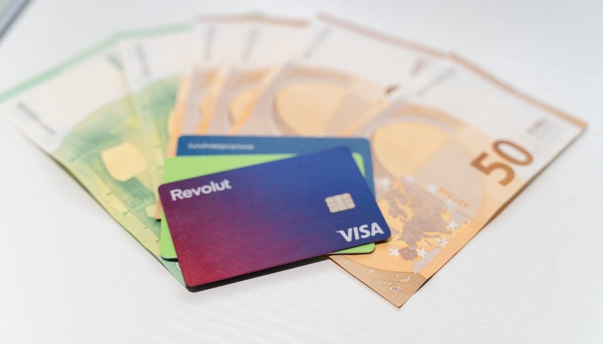 Betalen met Dogecoin in de supermarkt dankzij nieuwe pinpas van Revolut