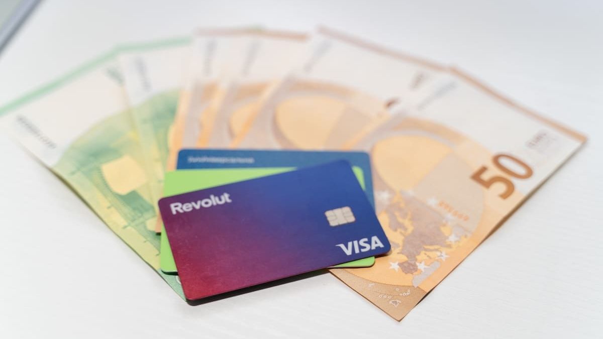 Betalen met Dogecoin in de supermarkt dankzij nieuwe pinpas van Revolut