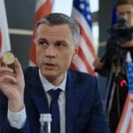 Een afbeelding van een Amerikaanse politicus met een bitcoin munt in zijn handen