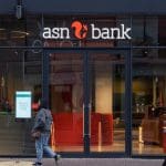 Een afbeelding van een pand van ASN bank met mensen die ervoor langs lopen in Nederland