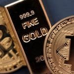 Een afbeelding van goud en bitcoin munten