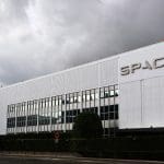 Een afbeelding van het SpaceX kantoor in LA