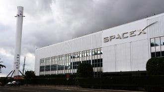 Een afbeelding van het SpaceX kantoor in LA