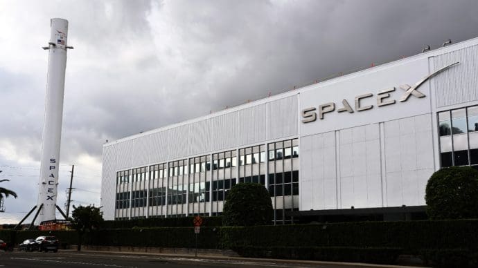 Een afbeelding van het SpaceX kantoor in LA