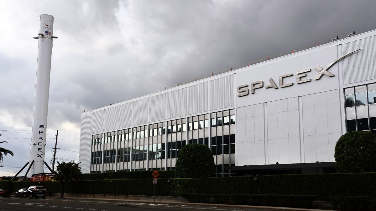 Een afbeelding van het SpaceX kantoor in LA