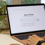 Een afbeelding van iemand die AI mode van Google gebruikt