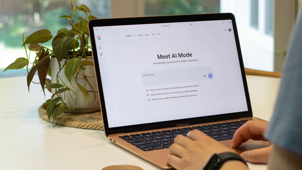 Een afbeelding van iemand die AI mode van Google gebruikt