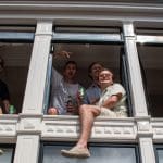Een afbeelding van studenten in raamkozijnen in Amsterdam