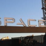 Foto van SpaceX logo op lanceerplatform