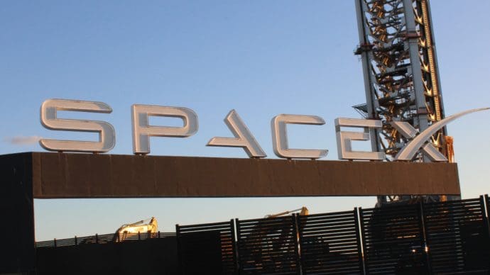 Foto van SpaceX logo op lanceerplatform